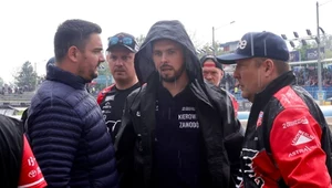Trener Tomasz Bajerski w rozmowie z sędzią Rafałem Kobakiem.