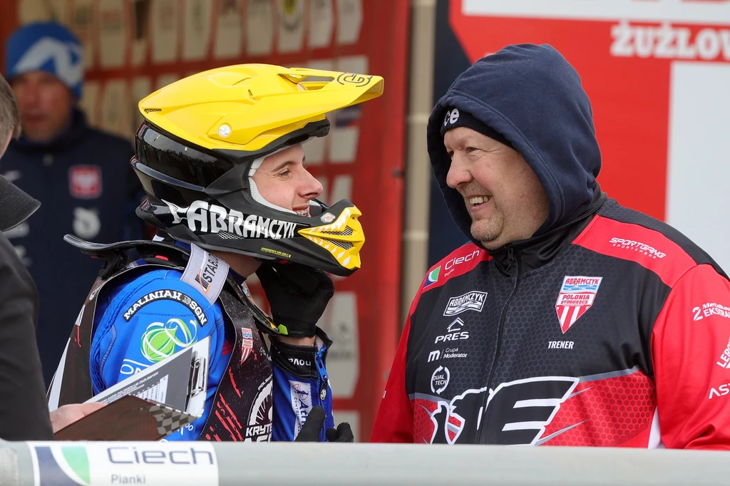 Trener Tomasz Bajerski w rozmowie z Wiktorem Przyjemskim. Trener Tomasz Bajerski w rozmowie z Wiktorem Przyjemskim.