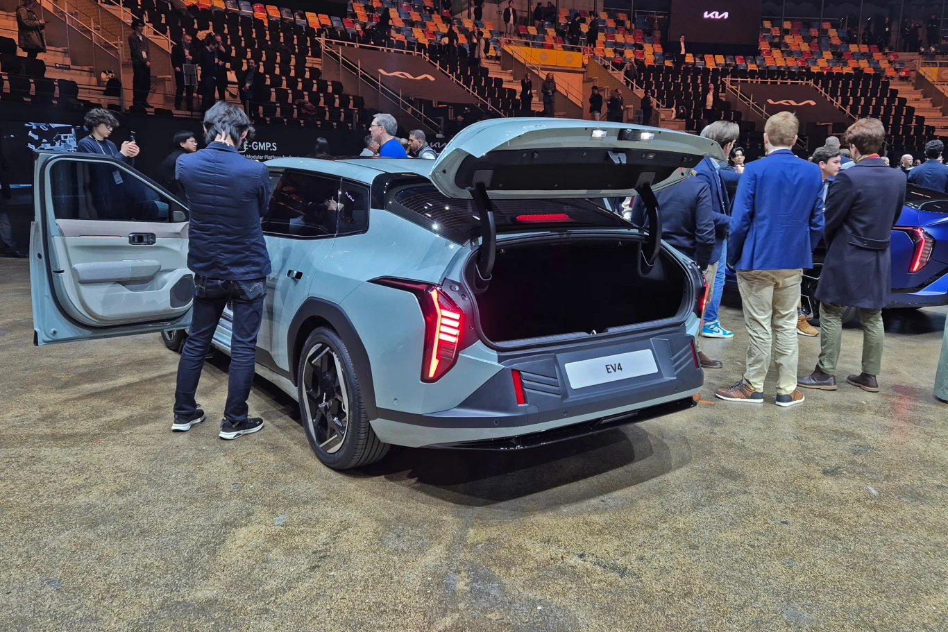 Kia EV4 sedan ma akceptowalnej wielkości bagażnik (490 l), ale dostęp do niego jest utrudniony