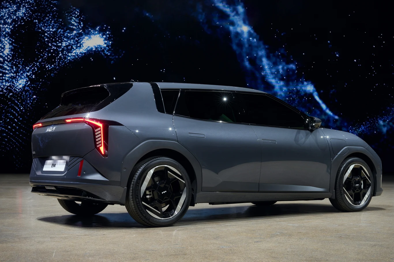 Jeszcze hatchback czy już crossover? Kia EV4 hatchback ma dość masywną bryłę