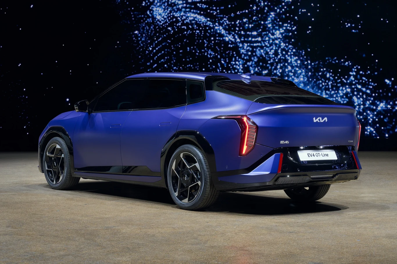 EV4 sedan będzie najpewniej rzadziej wybierany w Polsce niż hatchback, a szkoda, bo prezentuje się jeszcze ciekawiej