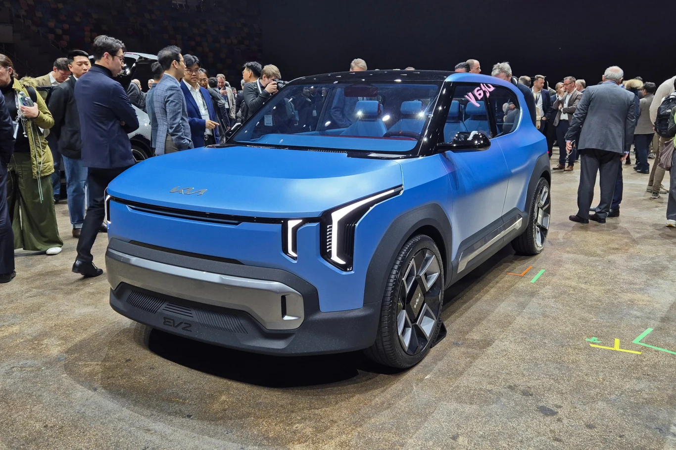 Kia Concept EV2 na tle innych elektryków marki wyróżnia się podwójnymi światłami do jazdy dziennej Kia Concept EV2 na tle innych elektryków marki wyróżnia się podwójnymi światłami do jazdy dziennej