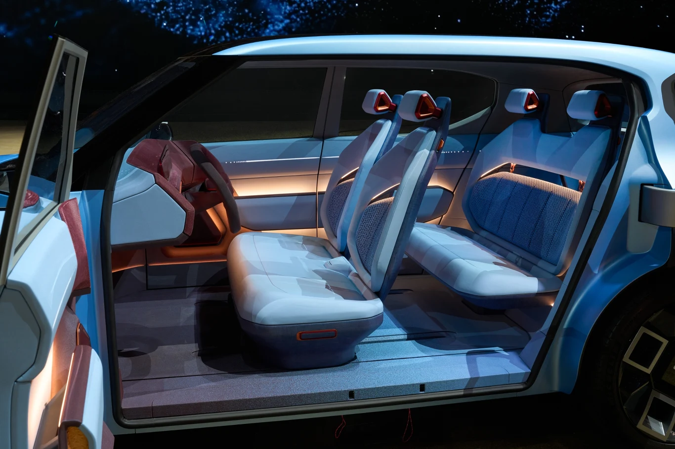 Otwierane "pod wiatr" tylne drzwi i brak słupka B - tego w wersji produkcyjnej raczej nie zobaczymy