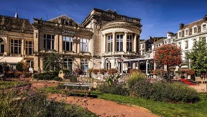 To jedno z najlepszych uzdrowisk Europy. Na miejscu nowoczesne termy i tor Formuły 1