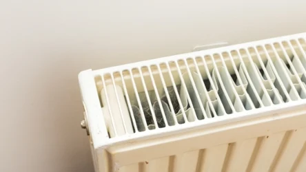 Grzejnik można doczyścić w 5 minut domowym sposobem. Potrzebujemy worka na śmieci i suszarki. 