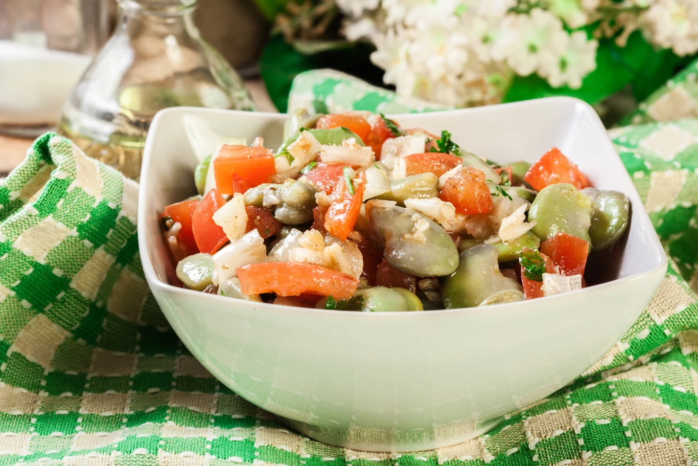 Sałatka z suszonym bobem to świetny pomysł na obiad