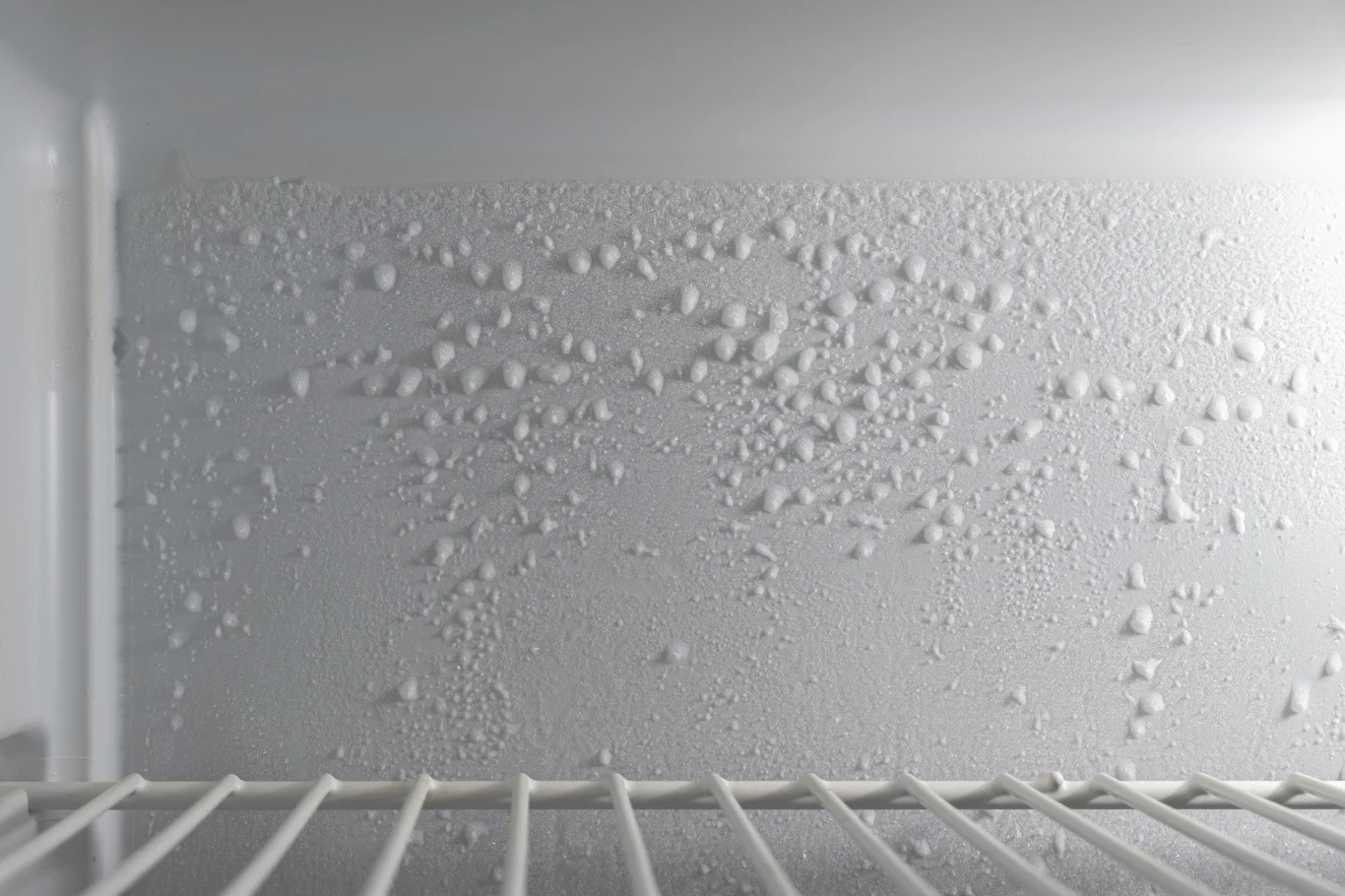 Szron w lodówce może świadczyć o tym, że jest nieszczelna Szron w lodówce może świadczyć o tym, że jest nieszczelna