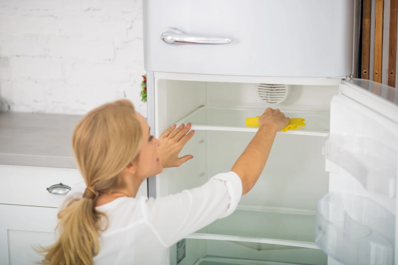 Jak myć lodówkę? Kluczową kwestią jest odłączenie urządzenia od zasilania na czas sprzątania.