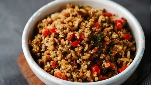 Sałatka z kaszą gryczaną na odchudzanie. Prosty przepis, kilogramy szybko lecą w dół