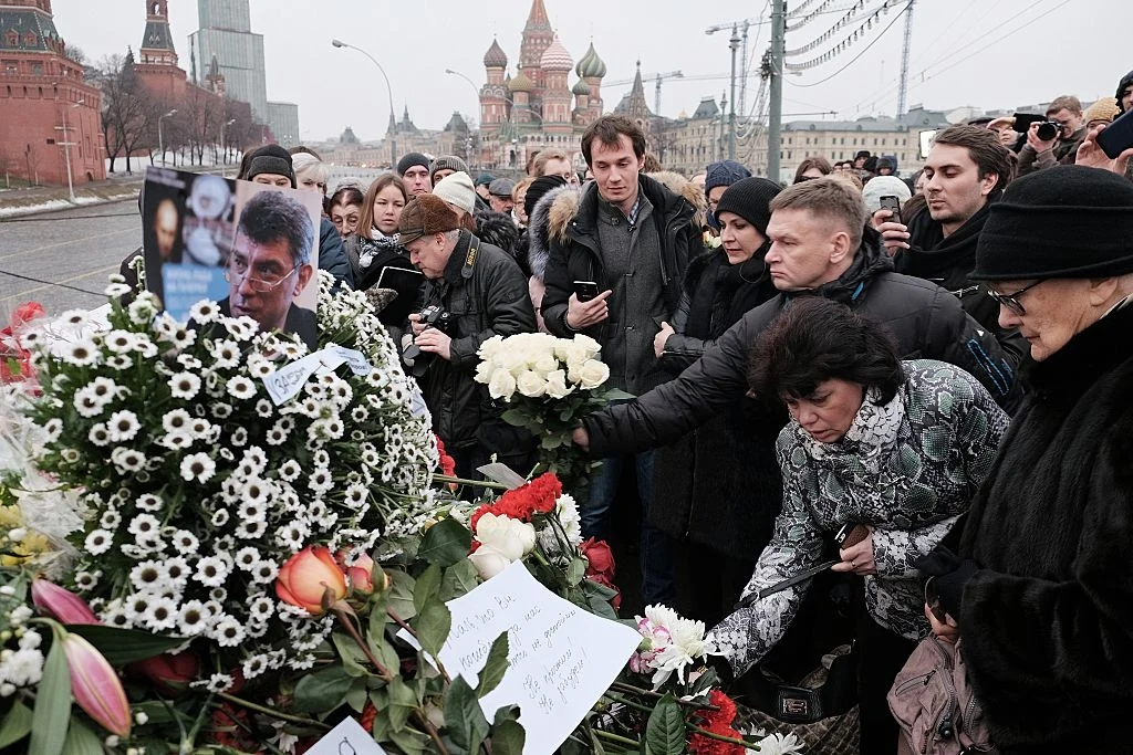 Rosjanie składający kwiaty w miejscu śmierci Borysa Niemcowa