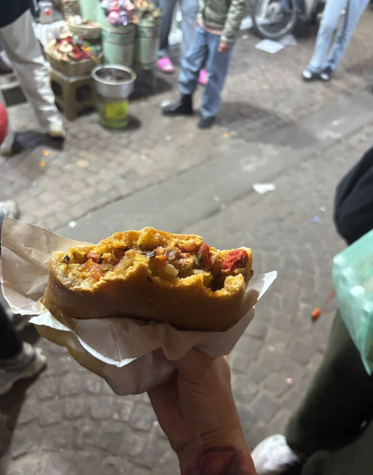 Jedzenie w czasie podróży nie zawsze wygląda idealnie