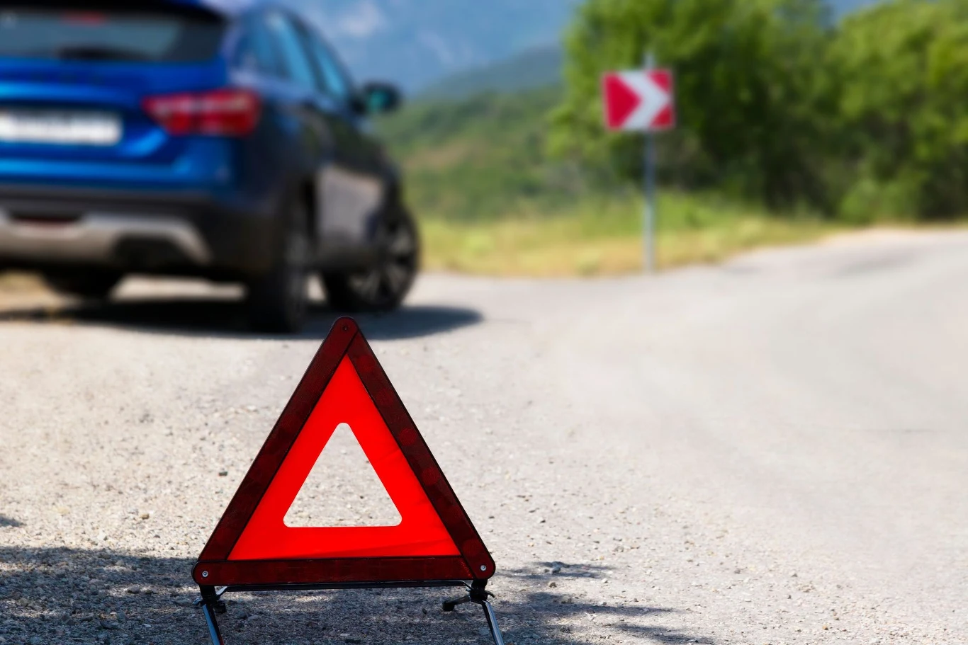 Trójkąt ostrzegawczy to element obowiązkowego wyposażenia każdego pojazdu.