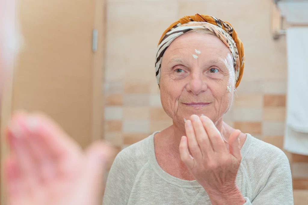 Zmień trzy nawyki, a zmiany dostrzeżesz na twarzy. Zdrowia pielęgnacja cery 70+