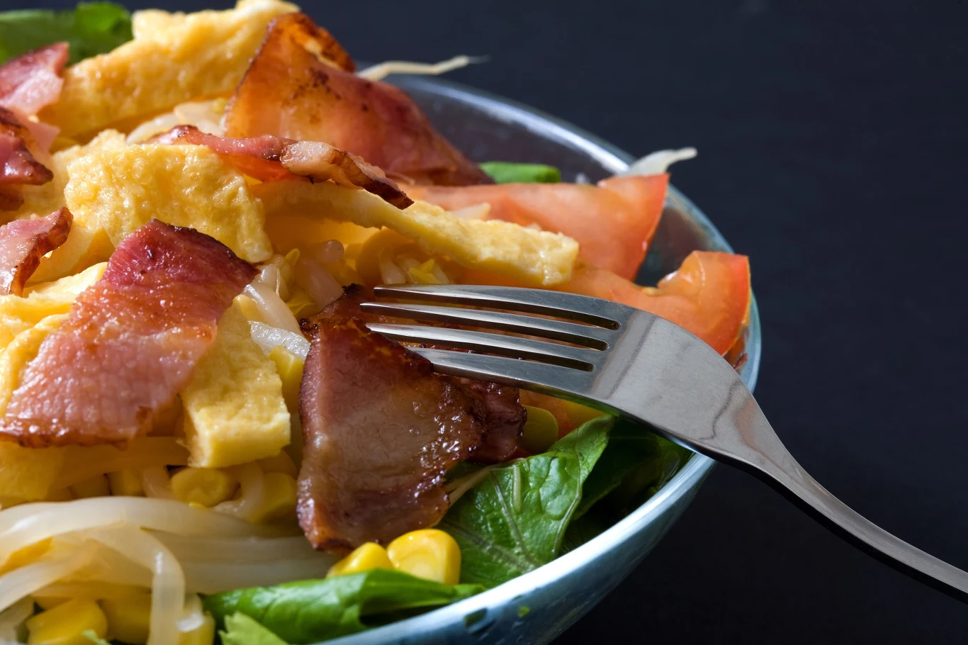 Boczek pasuje do różnych sałatek. Boczek pasuje do różnych sałatek.