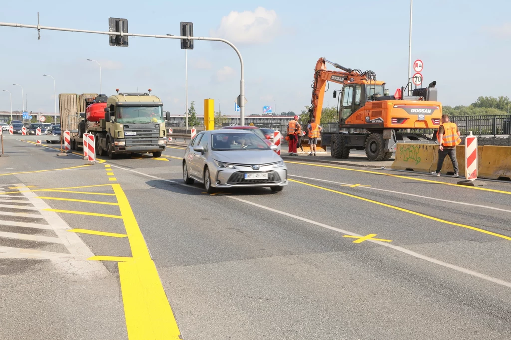 Tymczasowa organizacja ruchu stosowana jest w przypadku remontów (głównie) czy na przykład wydarzeń wymagających zmiany porządku na drodze.