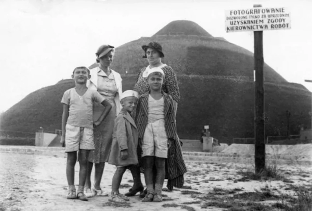 Zdjęcie z 1938 roku. Mały Zbysiu Pietrzykowski (w środku), najbliżej brat Wiktor, z lewej brat Ryszard. Mama Jadwiga (z prawej), obok ciocia Zofia