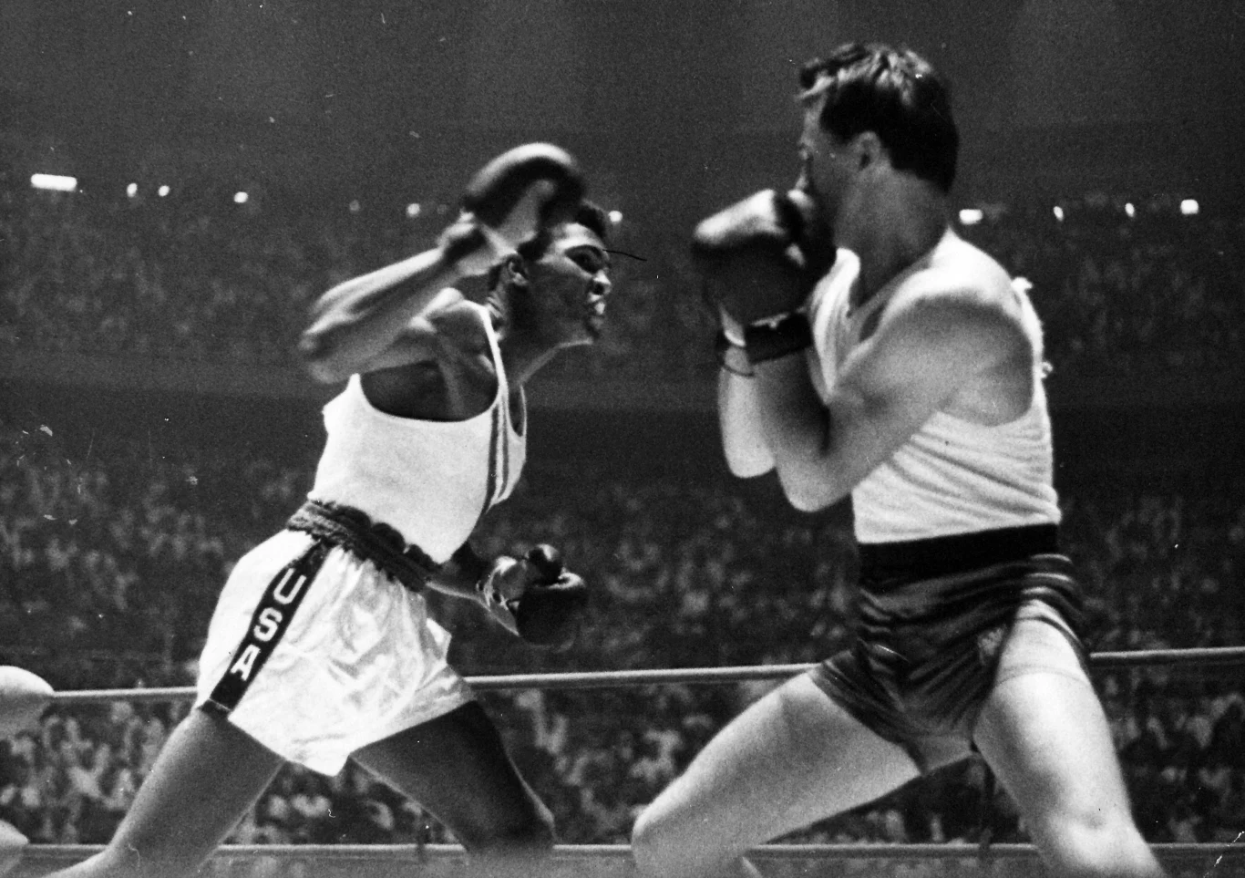 Zbigniew Pietrzykowski podczas niezapomnianej, owianej wielką historią, walki z finału olimpijskiego z Rzymu z Cassiusem Clayem, później znanym jako Muhammad Ali
