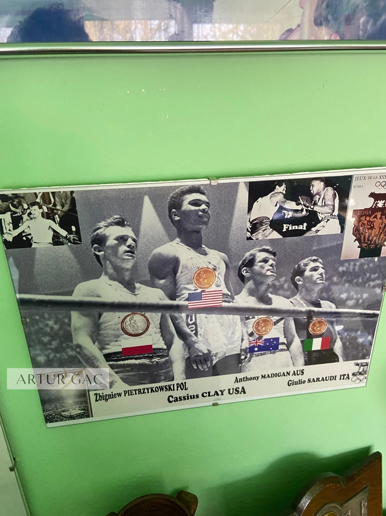 Zdjęcie z olimpijskiego podium sprzed 65 laty. Z lewej Zbigniew Pietrzykowski, obok złoty medalista Cassius Clay
