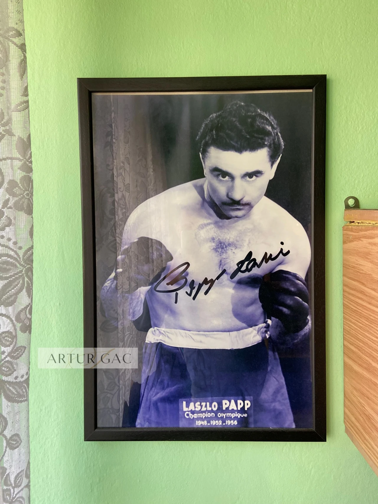 Duże zdjęcie w ramce Laszlo Pappa z autografem na ścianie w pokoju z wszystkimi skarbami mistrza Pietrzykowskiego