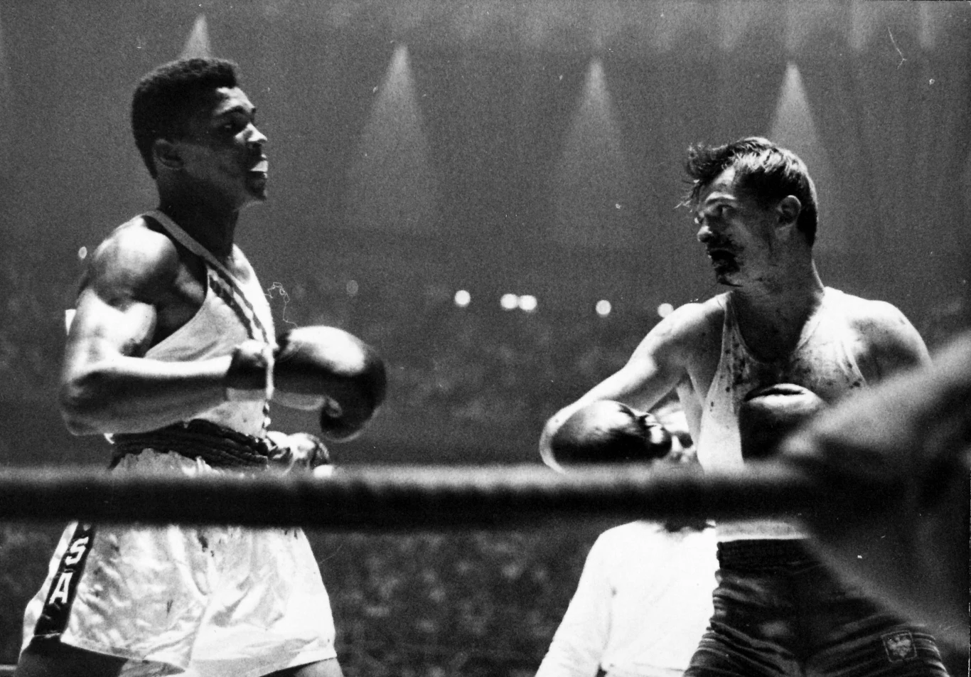 Zbigniew Pietrzykowski z zakrwawioną buzią podczas walki z Cassiusem Clayem w olimpijskim finale w 1960 roku. Później wyjawił, że w pojedynku o złoto boksował bez ochraniacza na zęby