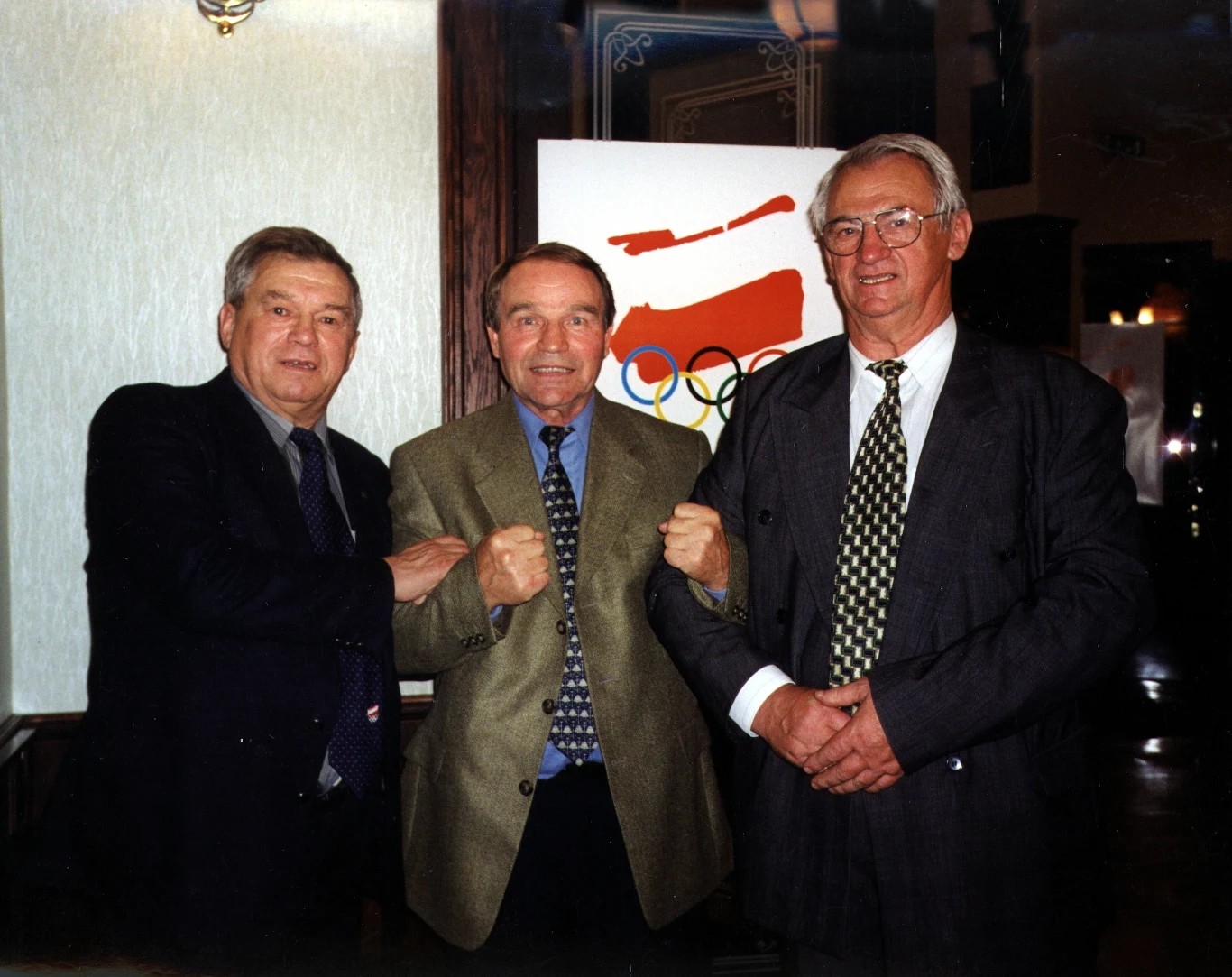 Od lewej: Leszek Drogosz (brązowy medalista olimpijski i 3-krotny mistrz Europy), Józef Grudzień (mistrz i wicemistrz olimpijski oraz mistrz i wicemistrz Europy), a także Zbigniew Pietrzykowski. Z tego grona nie żyje już nikt, włącznie ze zmarłym niedawno autorem zdjęcia, red. Maciejem Petruczenko