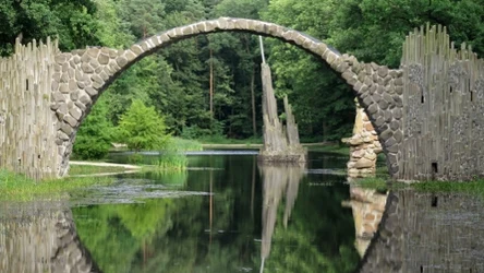 Park Rododendronów Kromlau został odrestaurowany w 1960 roku. Dziś zachwyca pięknymi widokami i roślinnością