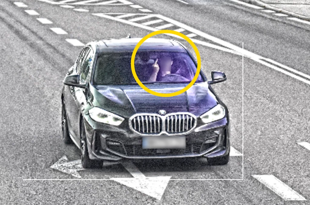 Kierowca BMW z Ukrainy uzbierał 119 punktów karnych i 10 zdjęć, na których machał do fotoradarów środkowym palcem. Czeka go deportacja / fot. CANARD