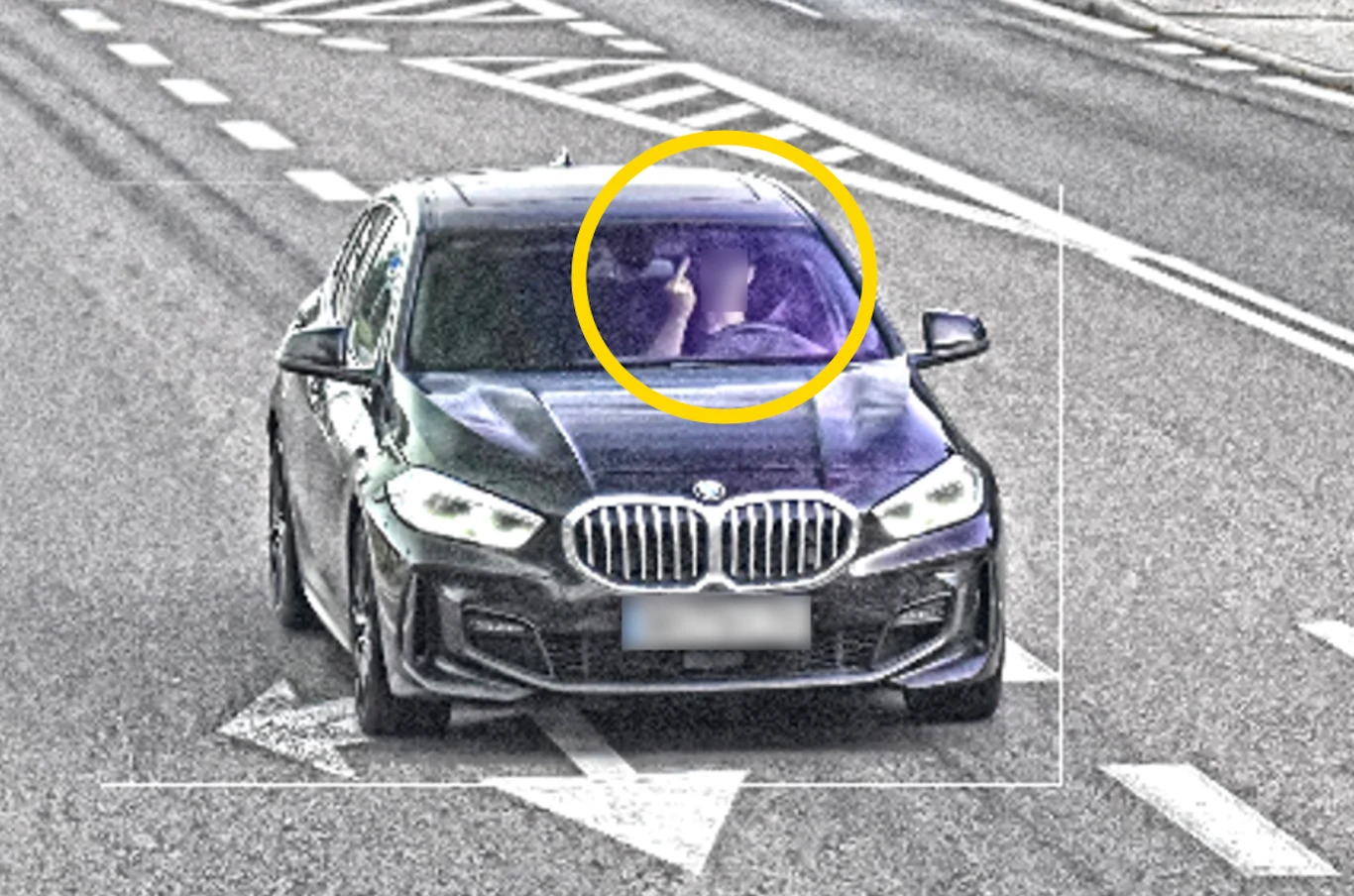 Kierowca BMW z Ukrainy uzbierał 119 punktów karnych i 10 zdjęć, na których machał do fotoradarów środkowym palcem. Czeka go deportacja / fot. CANARD Kierowca BMW z Ukrainy uzbierał 119 punktów karnych i 10 zdjęć, na których machał do fotoradarów środkowym palcem. Czeka go deportacja / fot. CANARD