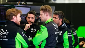 Nico Hulkenberg w otoczeniu członków zespołu