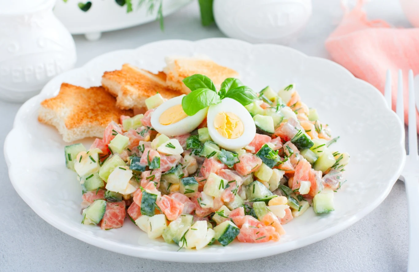 Kolorowa sałatka z łososiem, jajkami przepiórczymi i dużą ilością warzyw Kolorowa sałatka z łososiem, jajkami przepiórczymi i dużą ilością warzyw