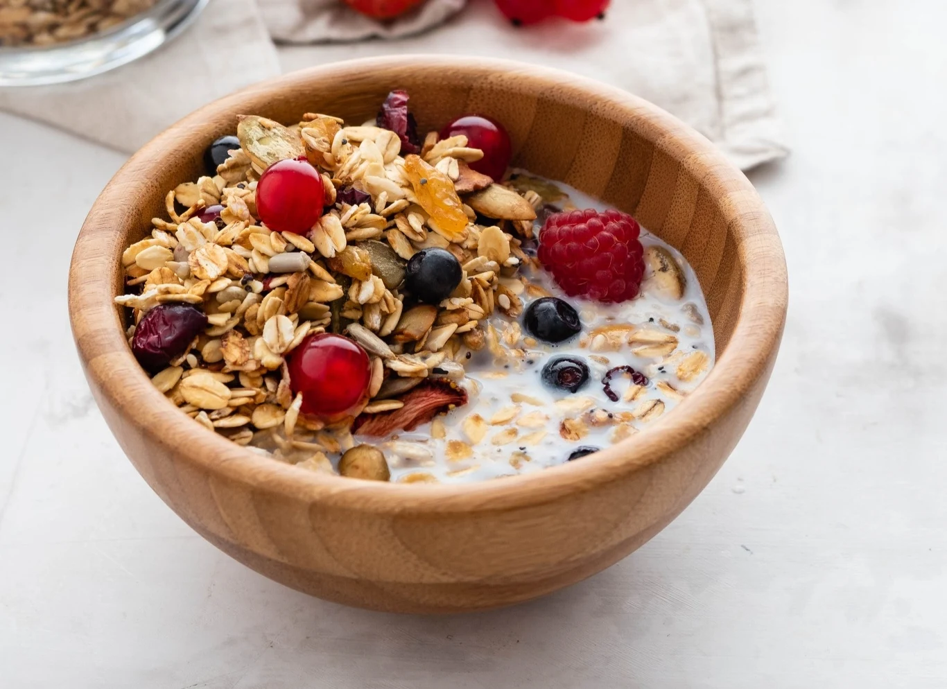 Jogurt z granolą i owocami to świetna propozycja na śniadanie Jogurt z granolą i owocami to świetna propozycja na śniadanie