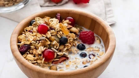 Jogurt z granolą i owocami to świetna propozycja na śniadanie