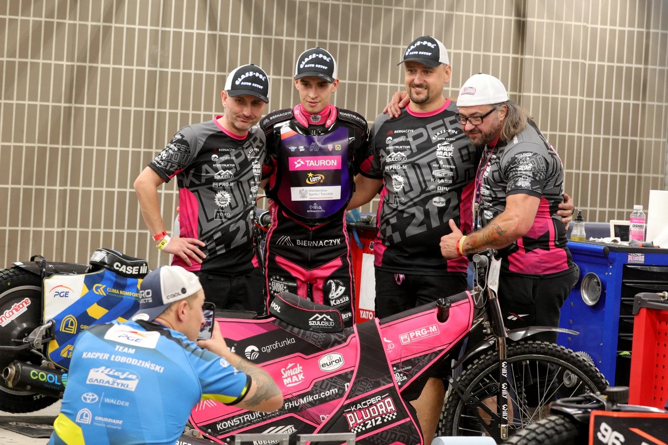 Adrian Gomólski robi zdjęcie teamowi Kacpra Pludry.