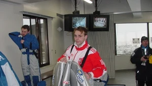 Robert Mateja. W tle Adam Małysz. Rok 2001