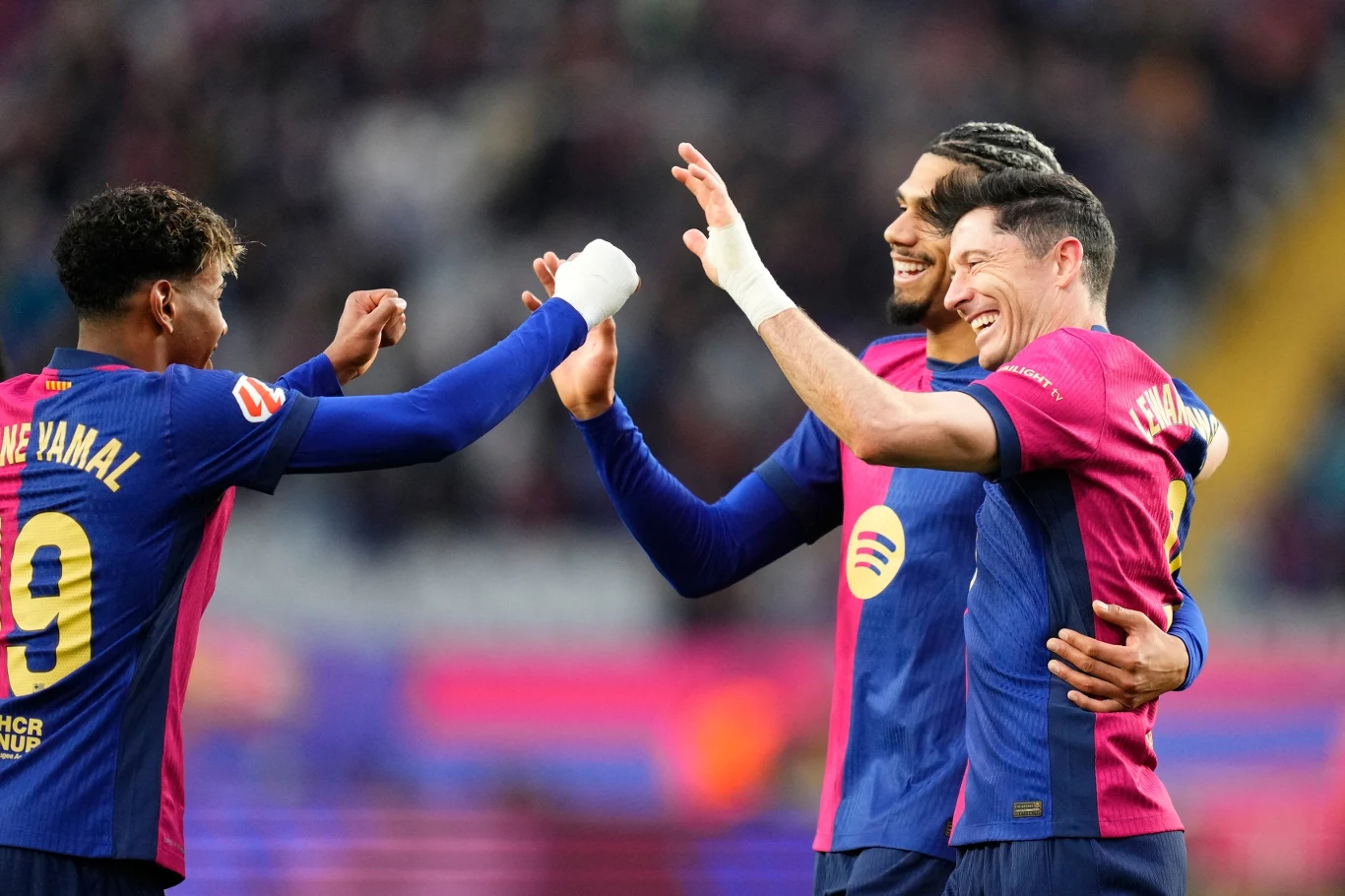 Robert Lewandowski odbiera gratulacje po zdobyciu 21. bramki w tym sezonie La Liga Robert Lewandowski odbiera gratulacje po zdobyciu 21. bramki w tym sezonie La Liga