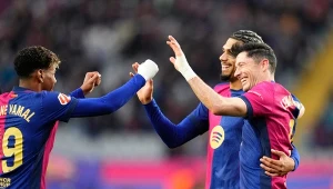 Robert Lewandowski odbiera gratulacje po zdobyciu 21. bramki w tym sezonie La Liga
