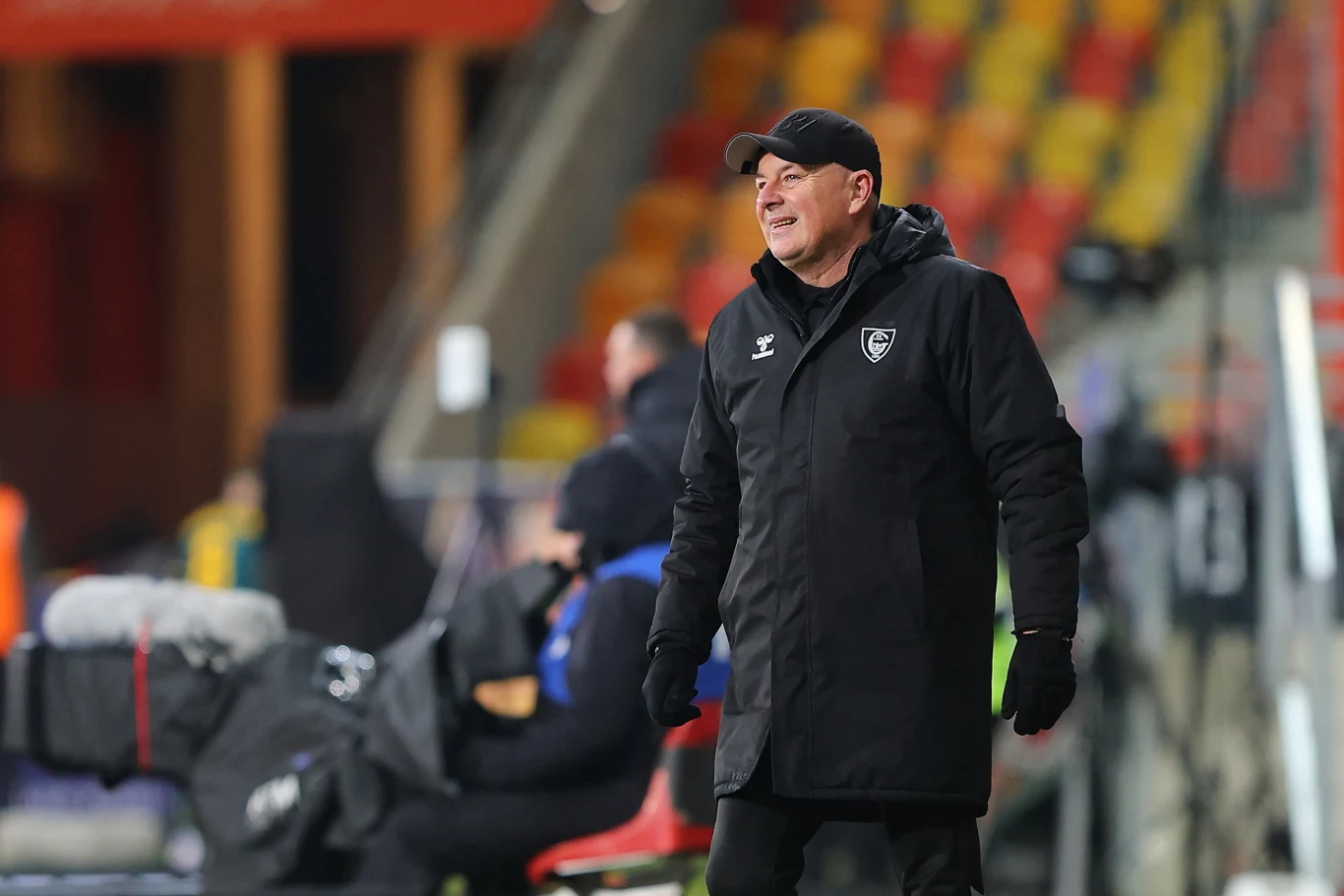 Trener Rafał Górak ma problem - jego drużyna traci punkty w trzecim meczu z kolei