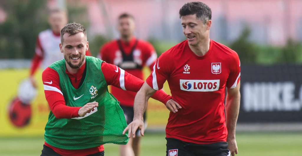 Tomasz Kędziora w starciu z Robertem Lewandowskim w trakcie treningu reprezentacji Polski