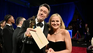 Peter Straughan i Amy Poehler podczas 97. gali rozdania Oscarów
