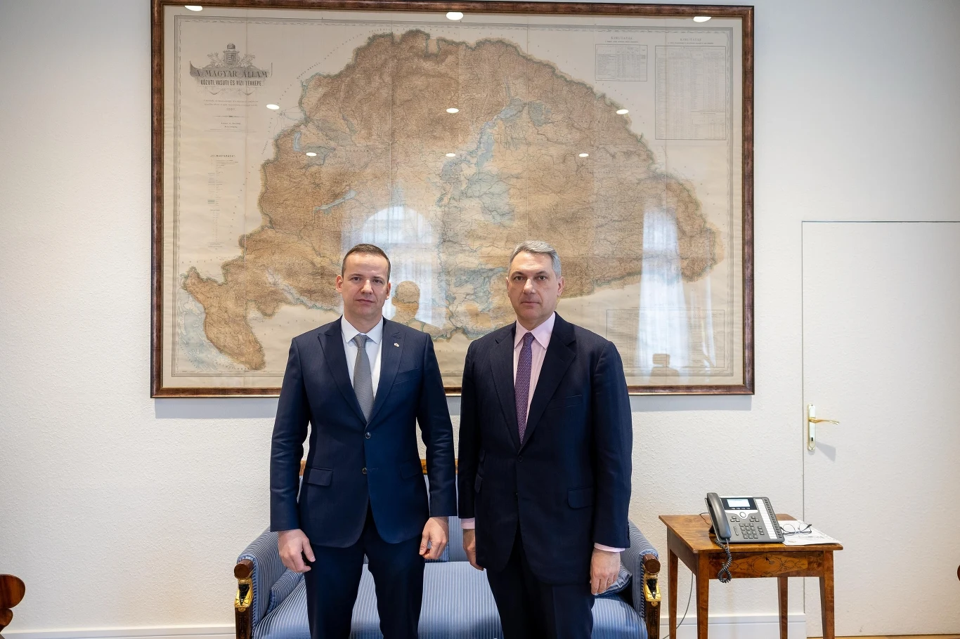 Prezes Mi Hazánk László Toroczkai (z lewej) oraz węgierski minister budownictwa i transportu Lázár János (z prawej)