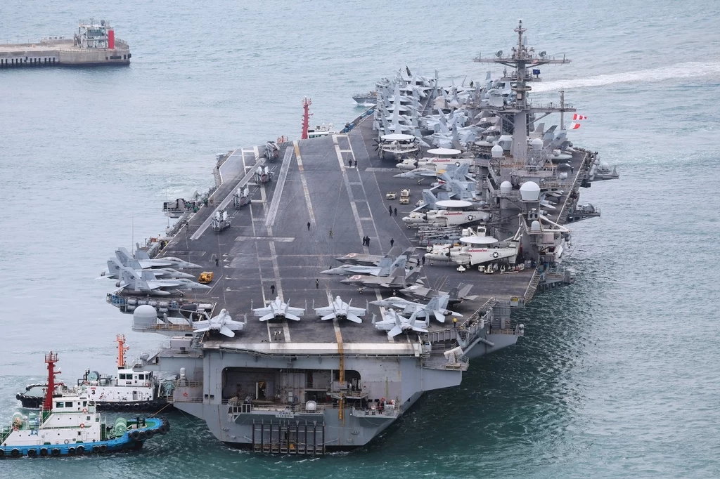 Amerykański lotniskowiec USS Carl Vinson w porcie Pusan w Korei Południowej Amerykański lotniskowiec USS Carl Vinson w porcie Pusan w Korei Południowej