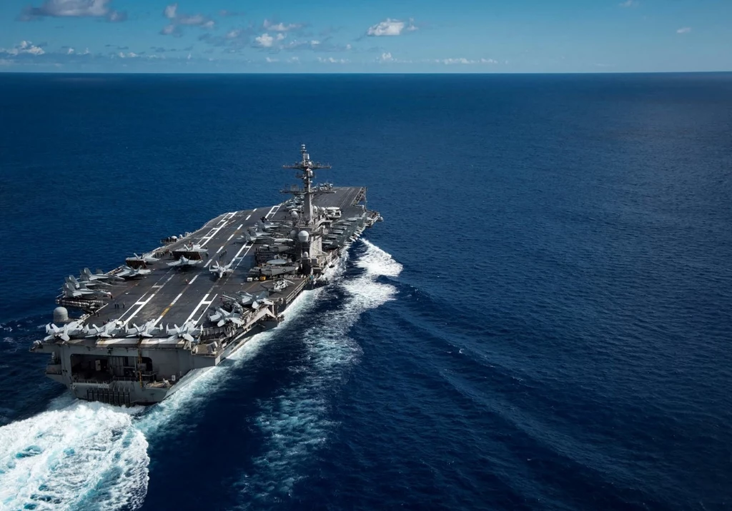 Amerykański lotniskowiec USS Carl Vinson Amerykański lotniskowiec USS Carl Vinson