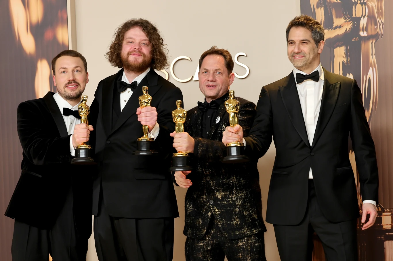 Ekipa filmu "Flow": Gints Zilbalodis, Matīss Kaža, Ron Dyens i Gregory Zalcman z Oscarami, 2 marca 2025 Ekipa filmu "Flow": Gints Zilbalodis, Matīss Kaža, Ron Dyens i Gregory Zalcman z Oscarami, 2 marca 2025