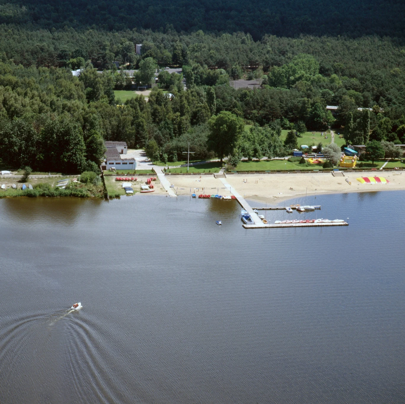 Jezioro Zegrzyńskie jest miejscem chętnie odwiedzanym przez okolicznych mieszkańców