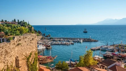 W Antalyi, Side czy Alanyi temperatury w marcu są dość wysokie. Można tu wypocząć już za około 1000 zł.