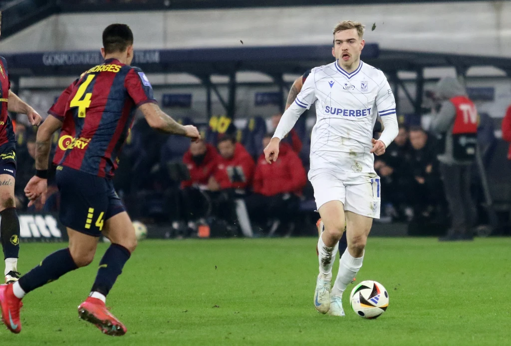 Daniel Hakans miał tylko dobrze przystawić nogę do piłki kilka metrów przed bramką. Przyłożył jednak źle