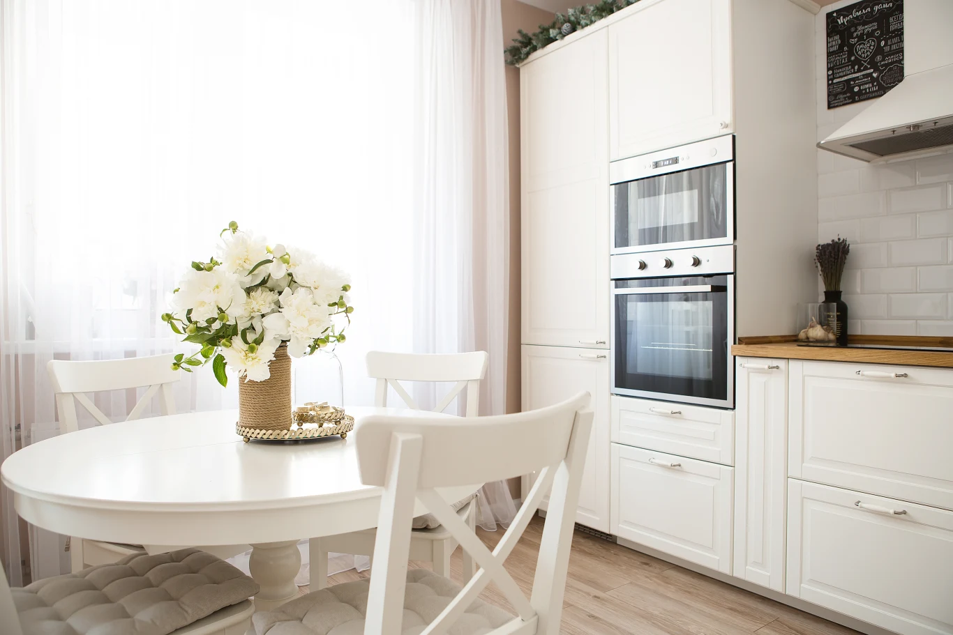 Jakie firanki do kuchni? W ten sposób dopełnisz wnętrze i nadasz mu przytulności. 