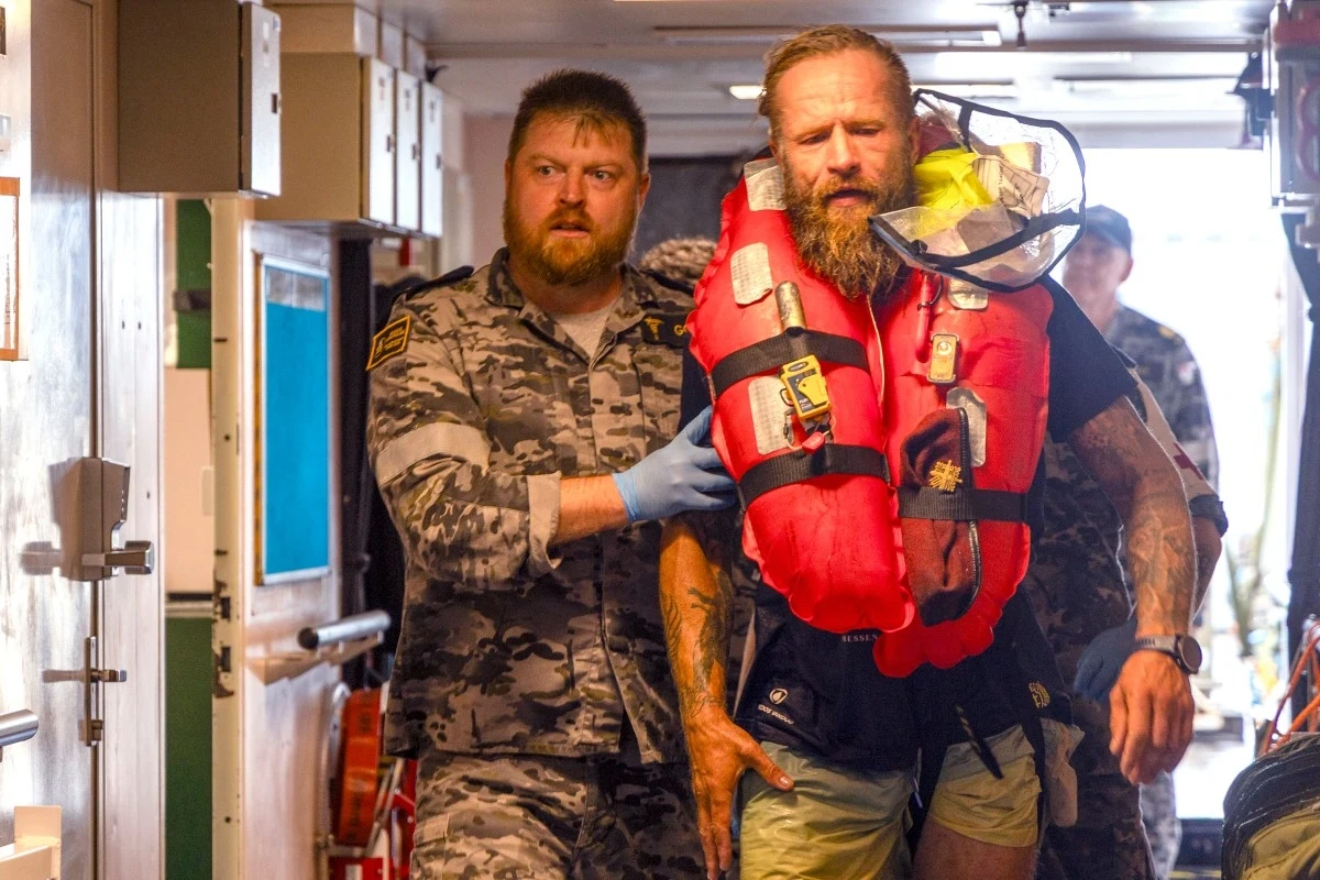 Aurimas Mockus uratowany przez załogę australijskiego okrętu "Choules" Aurimas Mockus uratowany przez załogę australijskiego okrętu "Choules"