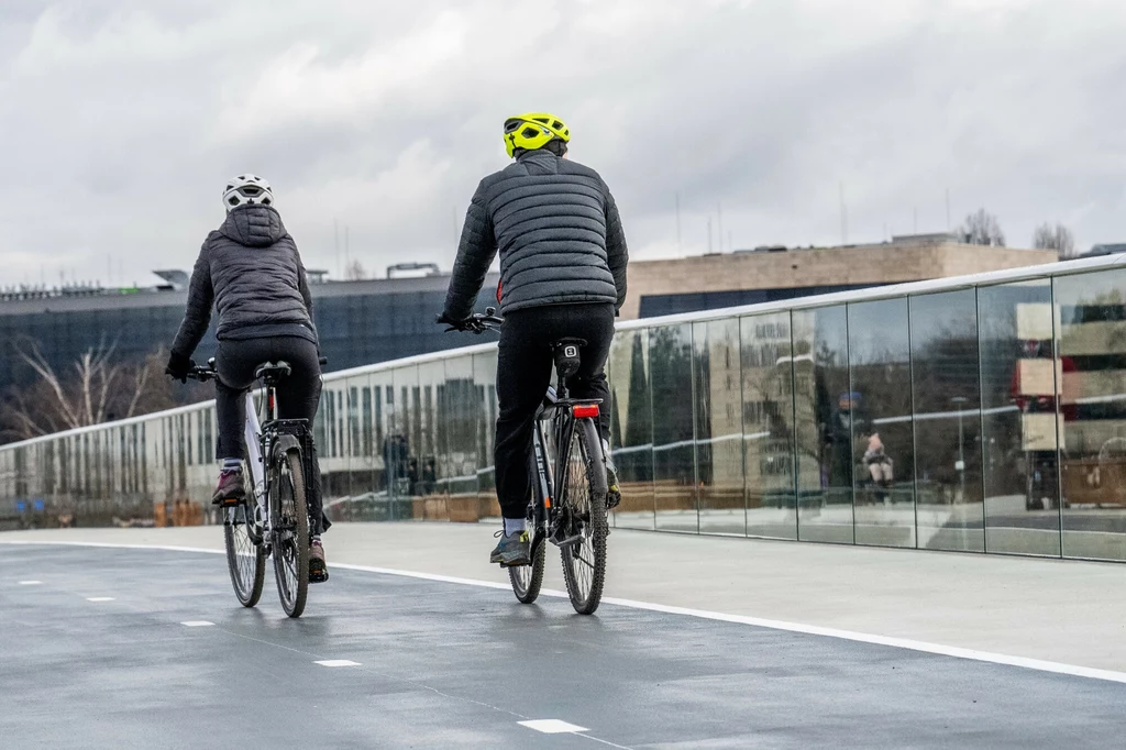 W Poznaniu otwarto nową kładkę pieszo-rowerową. Kosztowała ponad 150 mln zł. Są jednak głosy, że nawierzchnia może być śliska i niebezpieczna