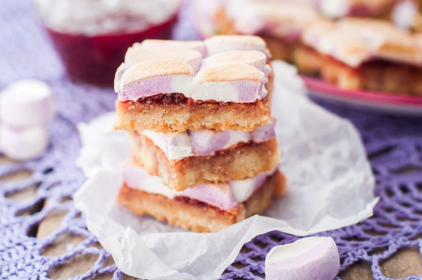 Ciasto z piankami marshmallow jest przyjemnie słodkie i lekkie Ciasto z piankami marshmallow jest przyjemnie słodkie i lekkie